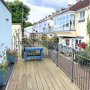  Holiday home Prime Location! Detached Clifton With Parking